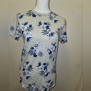 Hollister Blue and Cream Floral Women's Tee